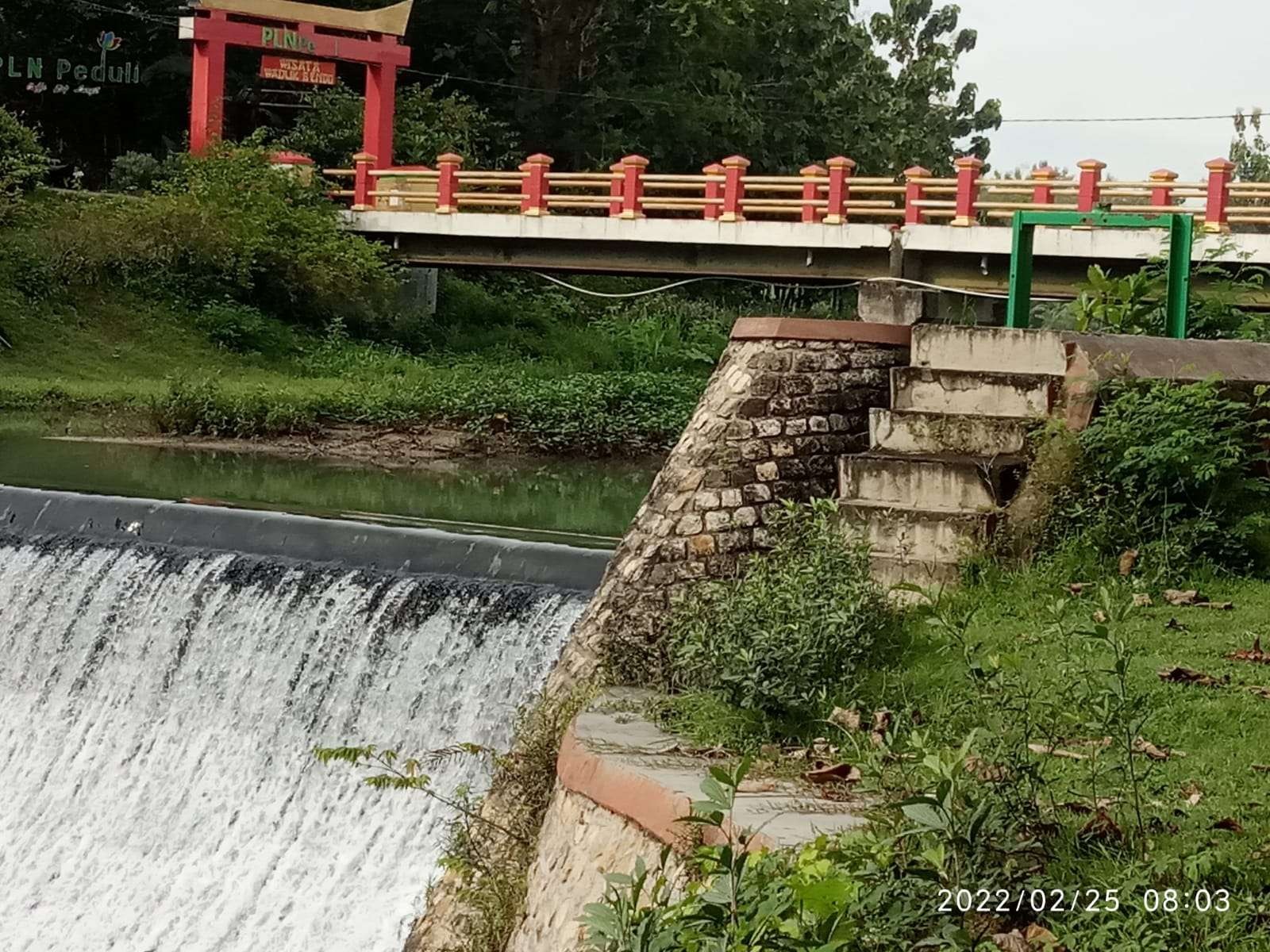 Pintu air di Waduk Bendo yang masuk di tanah Solo Valley Werken di Desa Bendo Kecamatan Kapas, Kabupaten Bojonegoro.(Foto: Sujatmiko/ngopibareng.id)