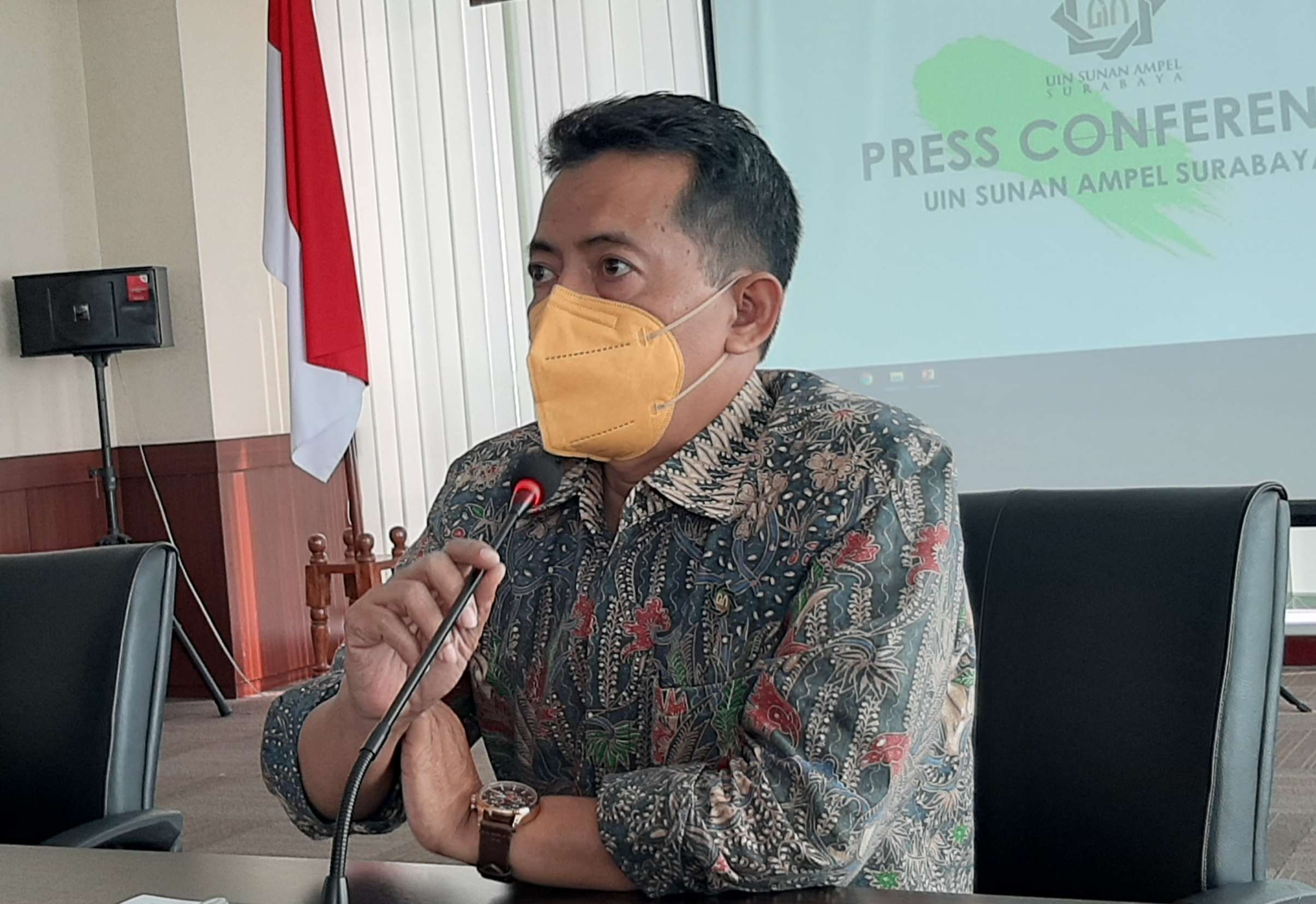 Rektor Universitas Islam Negeri Sunan Ampel (UINSA) Surabaya Prof H. Masdar Hilmy saat melakukan kongferensi pers menanggapi SE Kemenag. (Foto: Pita Sari/Ngopibareng.id)