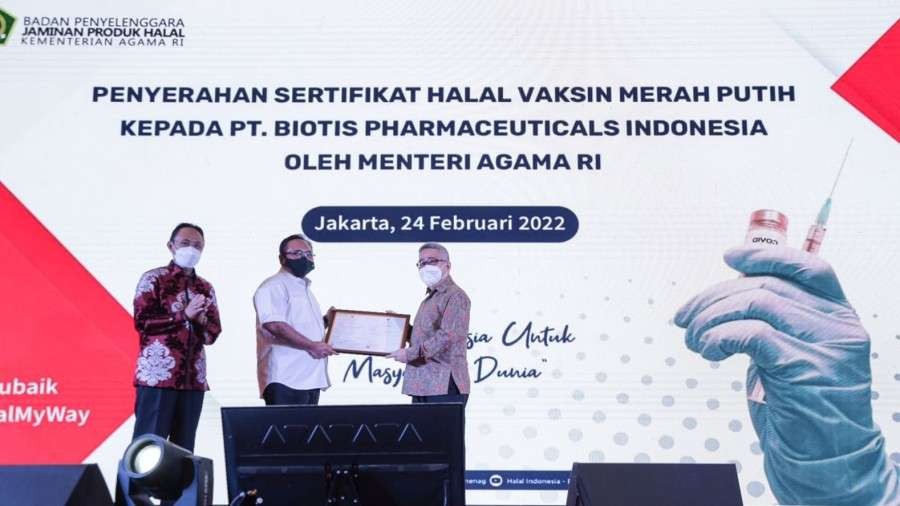 Penyerahan sertifikat halal vaksin Merah Putih untuk Covid-19. (Foto: Kemenag)