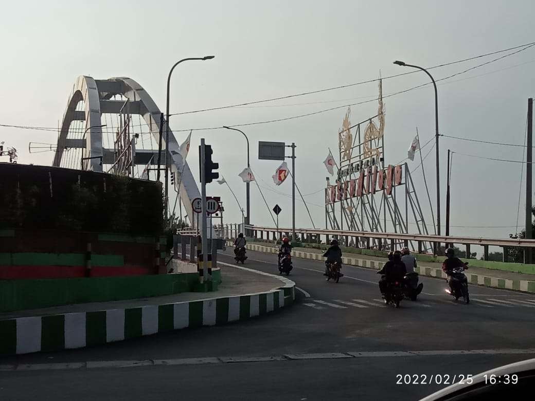 Jembatan Sosrodilogo yang membentang di atas Sungai Bengawan Solo, menghubungkan antara Kecamatan Trucuk dengan Kecamatan Kota Bojonegoro. Foto diambil Jumat 25 Februari 2022.(Foto: Sujatmiko/Ngopibareng.id)