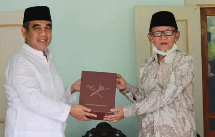 Sekjen Partai Gerindra Ahmad Muzani ( kirhi )  mengunjungi  penyair  Madura Zawawi Imron  ( foto: istimewa )