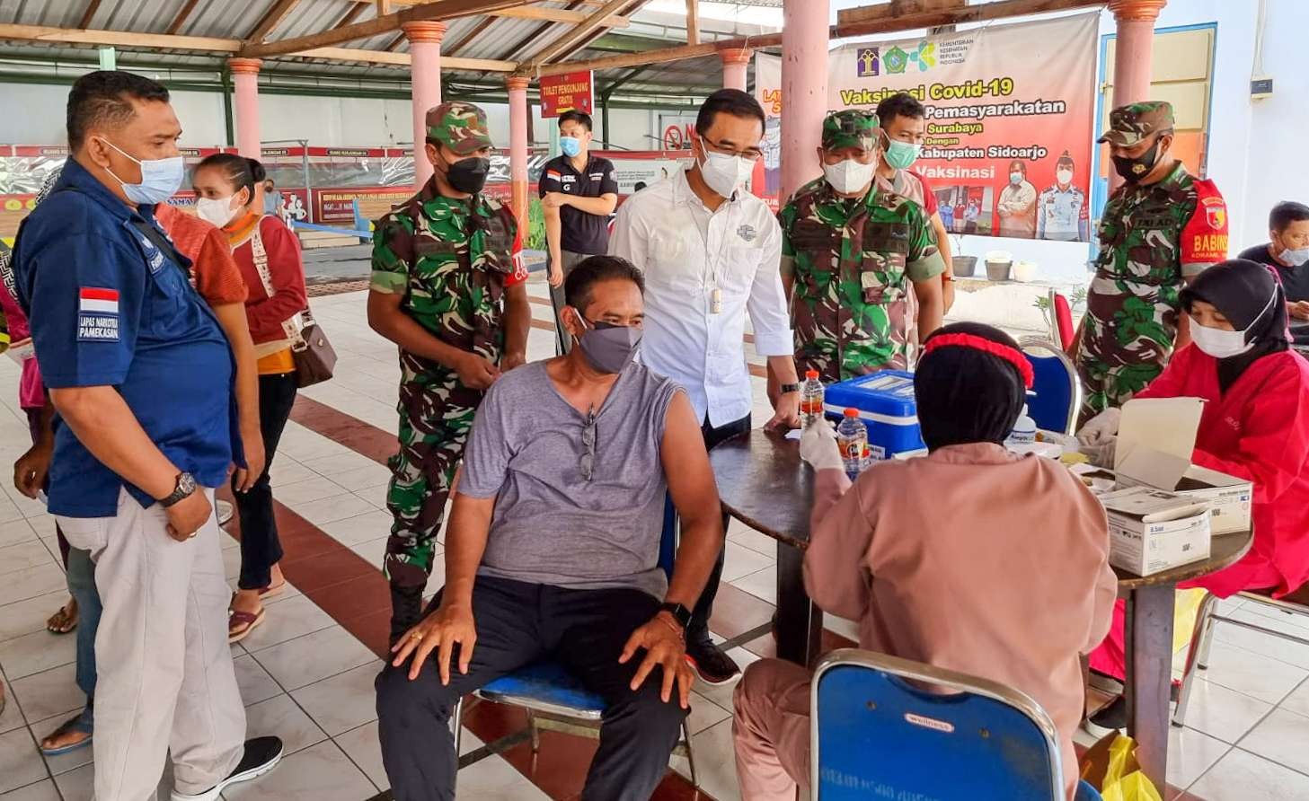 Kalapas Porong Gun Gun Gunawan (baju putih) pantau vaksinasi napi. (Foto: Istimewa)