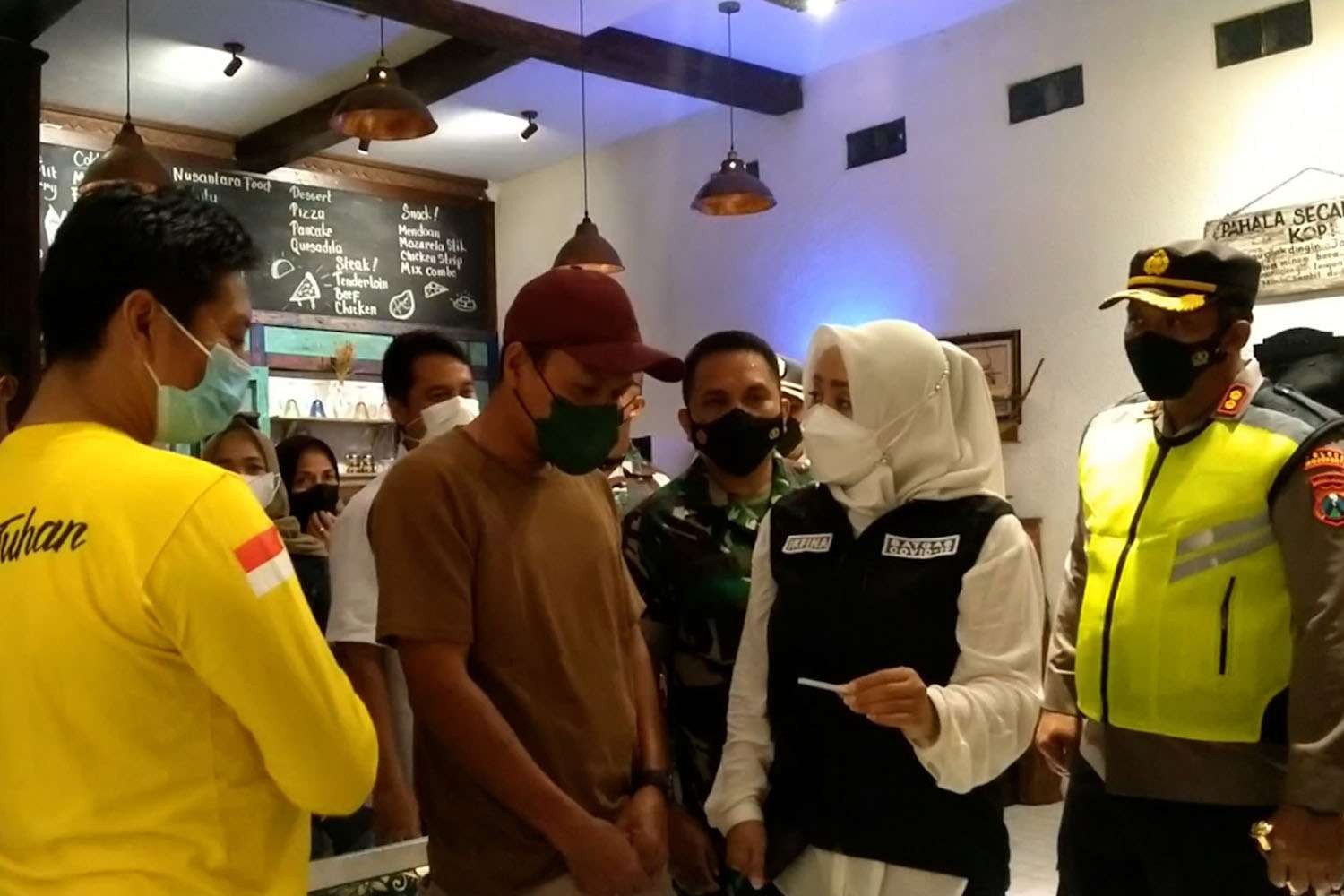 Bupati Mojokerto Ikfina Fahmawati saat sidak di salah satu cafe di Mojokerto, Jumat 25 Februari 2022. (Foto: Diskominfo Kabupaten Mojokerto)