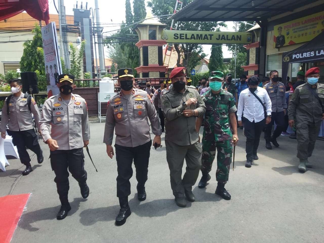 Wakapolda Jawa Timur Brigjen Pol Drs Slamet HAdi Supraptoyo SH, MH meninjau vaksinasi serentak nasional di Mapolres Lamongan (foto: Imron Rosidi/ngopibareng.id)