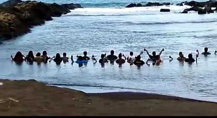 18 orang dari Kelompok Trimurti Kejawen Kejayan sedang melakukan ritual di pantai Watu Ulo Jember (Foto:Istimewa)