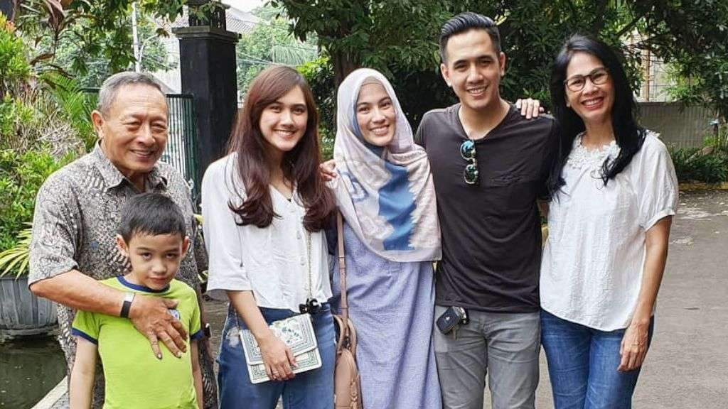 Pose Angki Wardani (kanan) bersama keluarga berjauhan dari sang suami, Joni Pasifiano Soebandono. (Foto: Instagram)