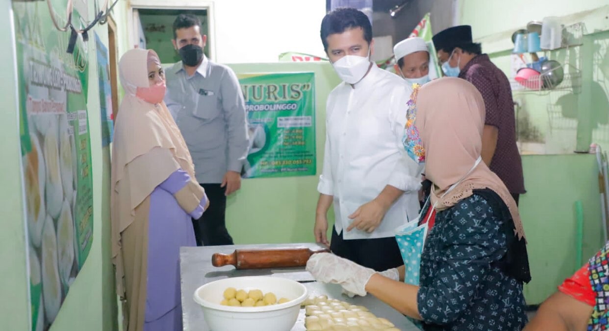 Wakil Gubernur Jawa Timur (Jatim), Emil Elestianto Dardak memantau perkembangan sejumlah Usaha Mikro Kecil dan Menengah (UMKM) (Foto: dok. Humas)