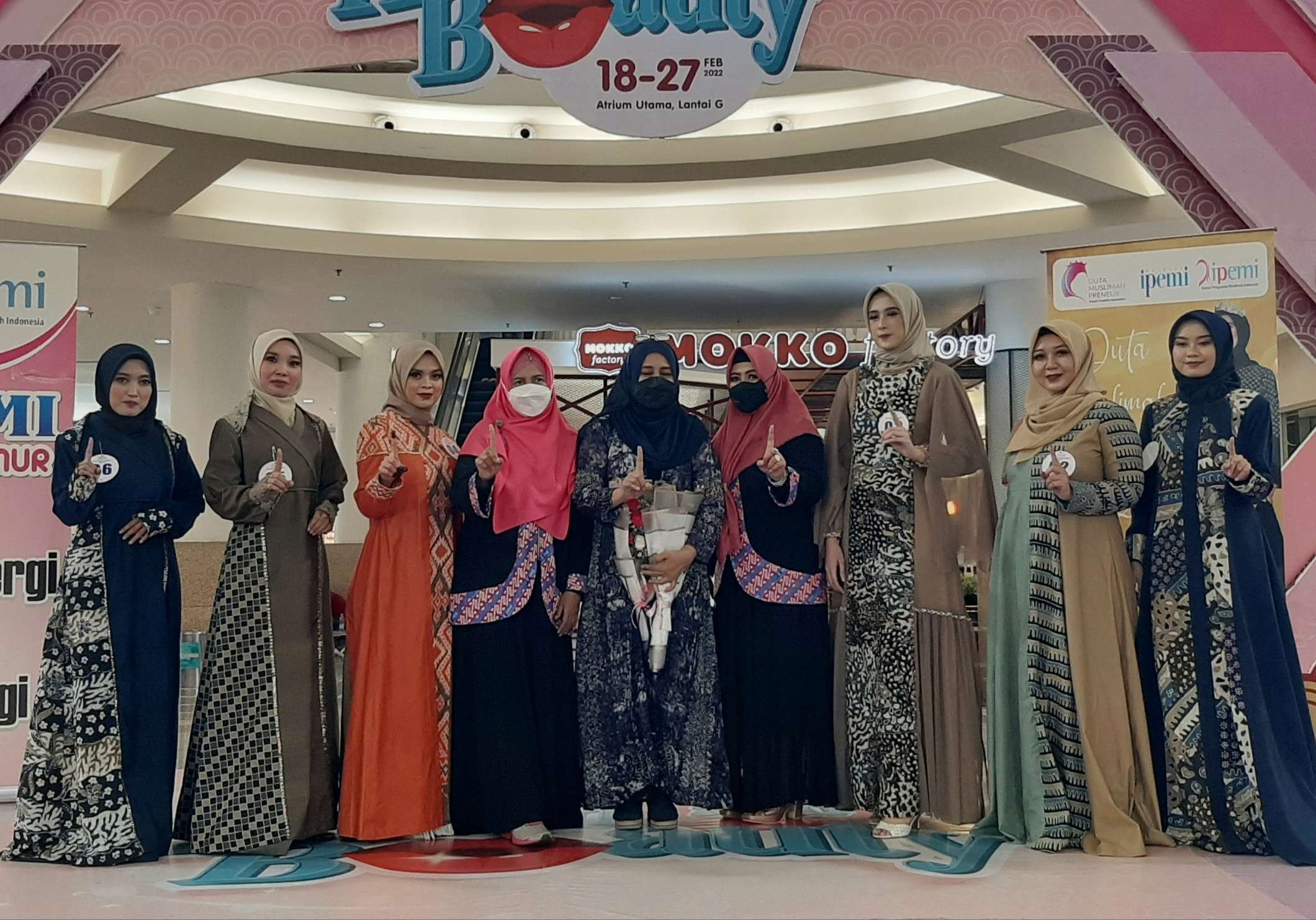 Para peserta Duta Muslimah Preneur 2022 Jatim bersama pengurus IPEMI Jatim (tengah). (Foto: Pita Sari/Ngopibareng.id)