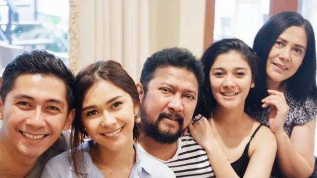 Jamal Mirdad (tengah) bersama anggota keluarganya. (Foto: Instagram)