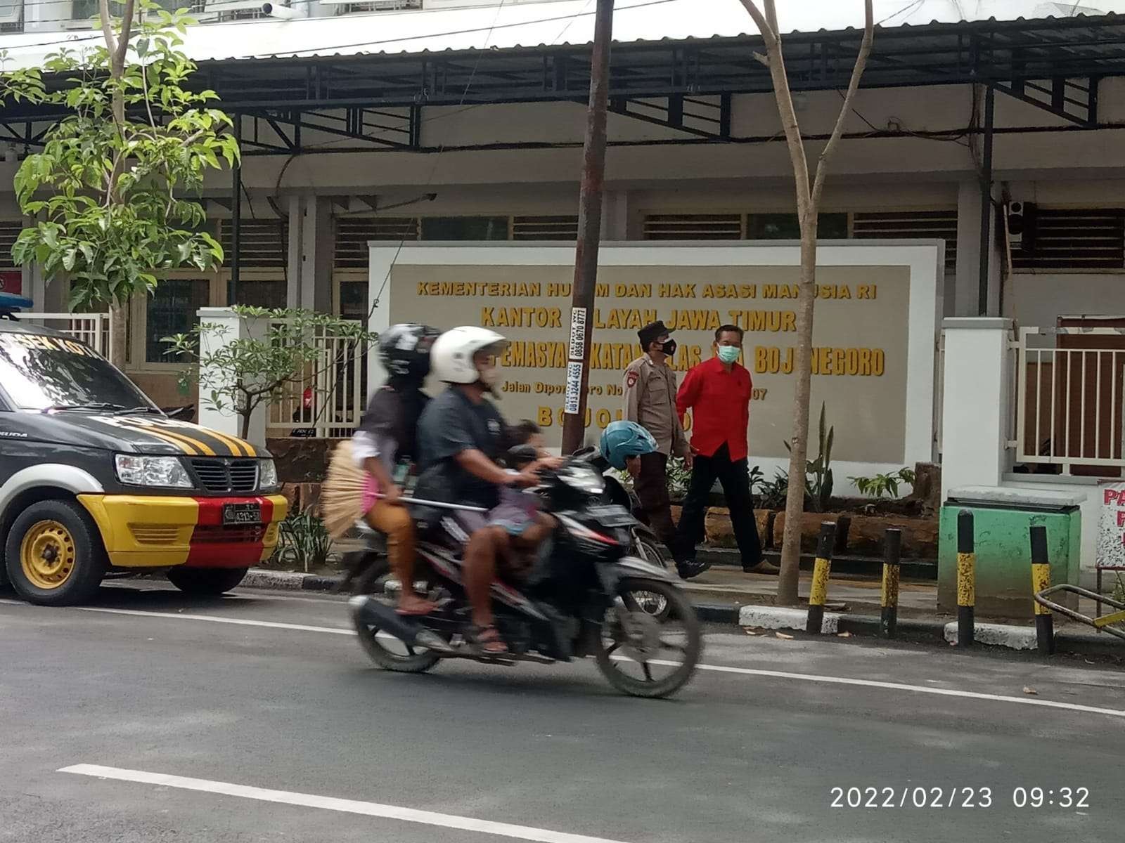 Gedung Lembaga Pemasyarakatan (Lapas) Kelas II A Bojonegoro, dibangun Pemerintah Belanda pada 12 Desember 1918, atau lebih dari satu abad lamanya. Lapas terletak di Jalan Diponegoro Kota Bojonegoro ini, kabarnya akan dipindah di Desa Ngumpak Dalem, Kecamatan Dander, Bojonegoro, Jawa Timur. (Foto: Sujatmiko/Ngopibareng.id)