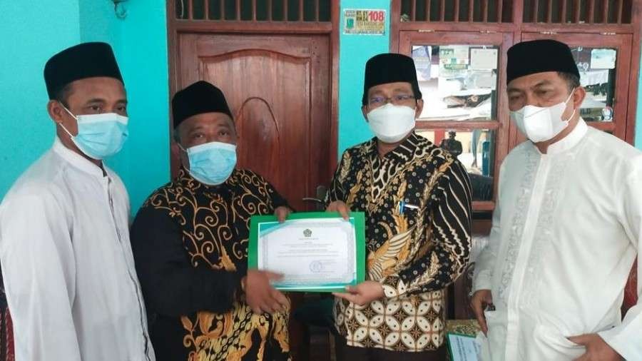 Kemenag beri bantuan untuk korban kebakaran di Pesantren Miftahul Khoirot, Karawang. (Foto: Kemenag)