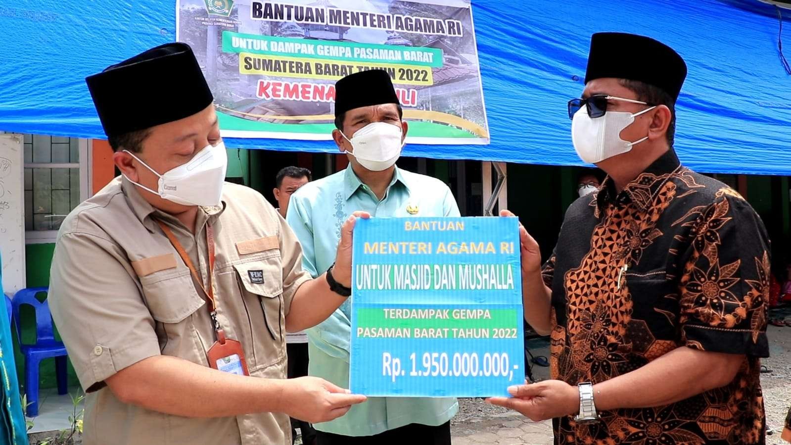 Plt Kabiro HDI Kemenag Thobib Al Asyhar didampingi Kakanwil Kemenag Sumbar menyerahkan bantuan Menag untuk warga terdampak gempa di Pasaman, Sumater Barat, Minggu 27 Februari 2022. (Foto: Humas Kemenag)