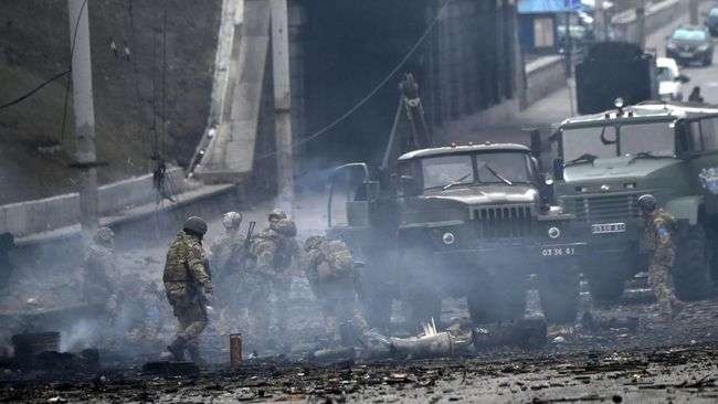 Pasukan Rusia merangsek di pusat Kharkiv, kota terbesar kedua Ukraina, Minggu, 27 Februari 2022. (Foto: AFP)