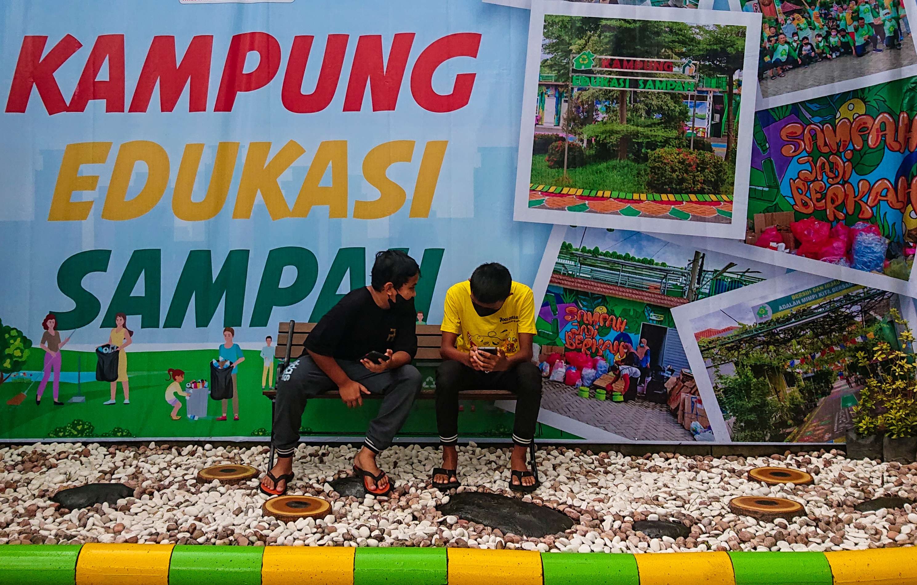 Anak-anak mengakses perpustakaan digital di taman. (Foto: Aini Arifin/Ngopibareng.id)