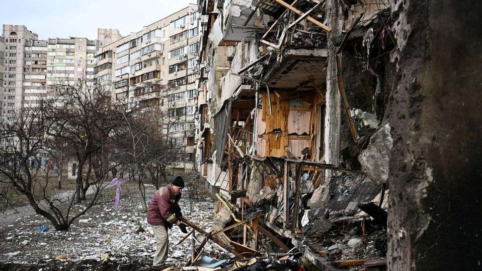 Situasi rumah di Ukraina yang hancur akibat dihantam rudal Rusia. (Foto: Reuters)