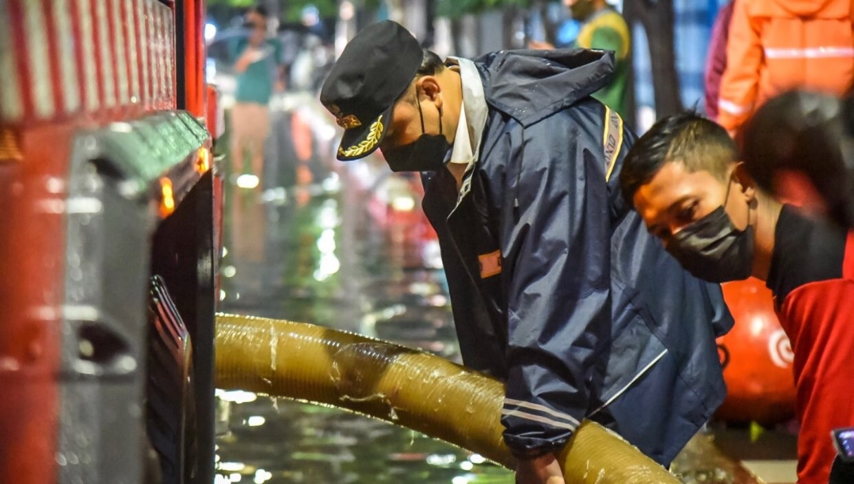 Walikota Surabaya, Eri Cahyadi saat ikut menyedot banjir di Jalan Semarang. (Foto: Humas Pemkot Surabaya)