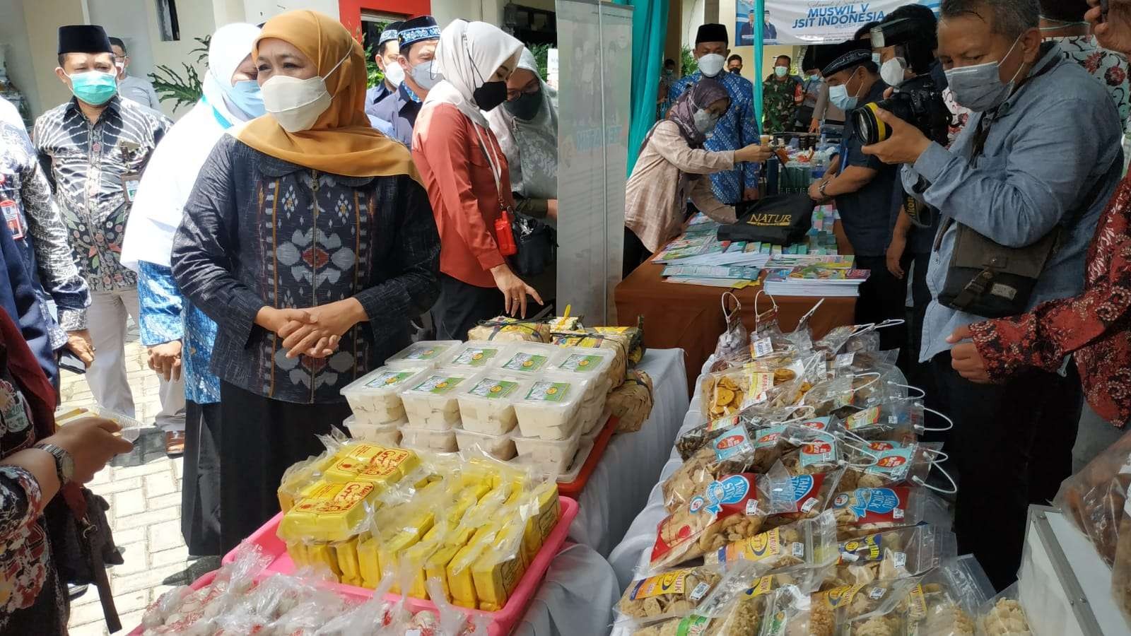 Gubernur Jatim Khofifah Indar Parawangsa dalam kunjunganya di Kediri (fen/ngopibareng.id)