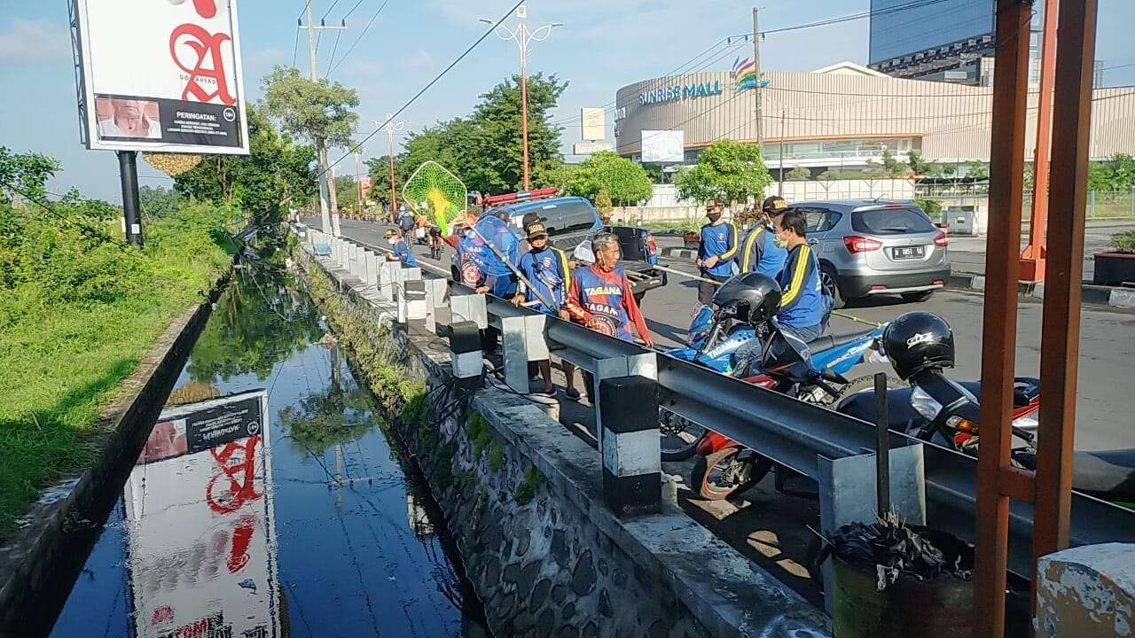 Pembersihan Sungai Benpas yang sedang diusulkan menjadi kawasan wisata sejuta ikan.(Foto: Deni Lukmantara/Ngopibareng.id)