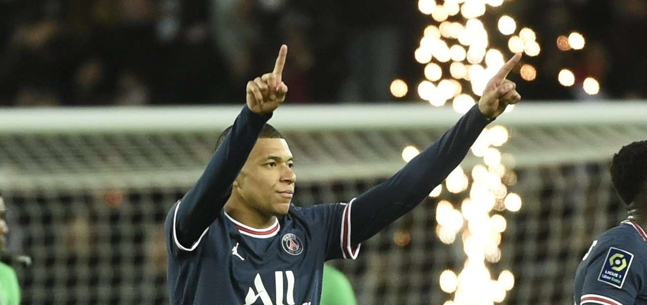 Kylian Mbappe kini terpaut 44 gol dengan Edinson Cavani yang menjadi pencetak gol terbanyak sepanjang sejarah PSG dengan 200 gol.