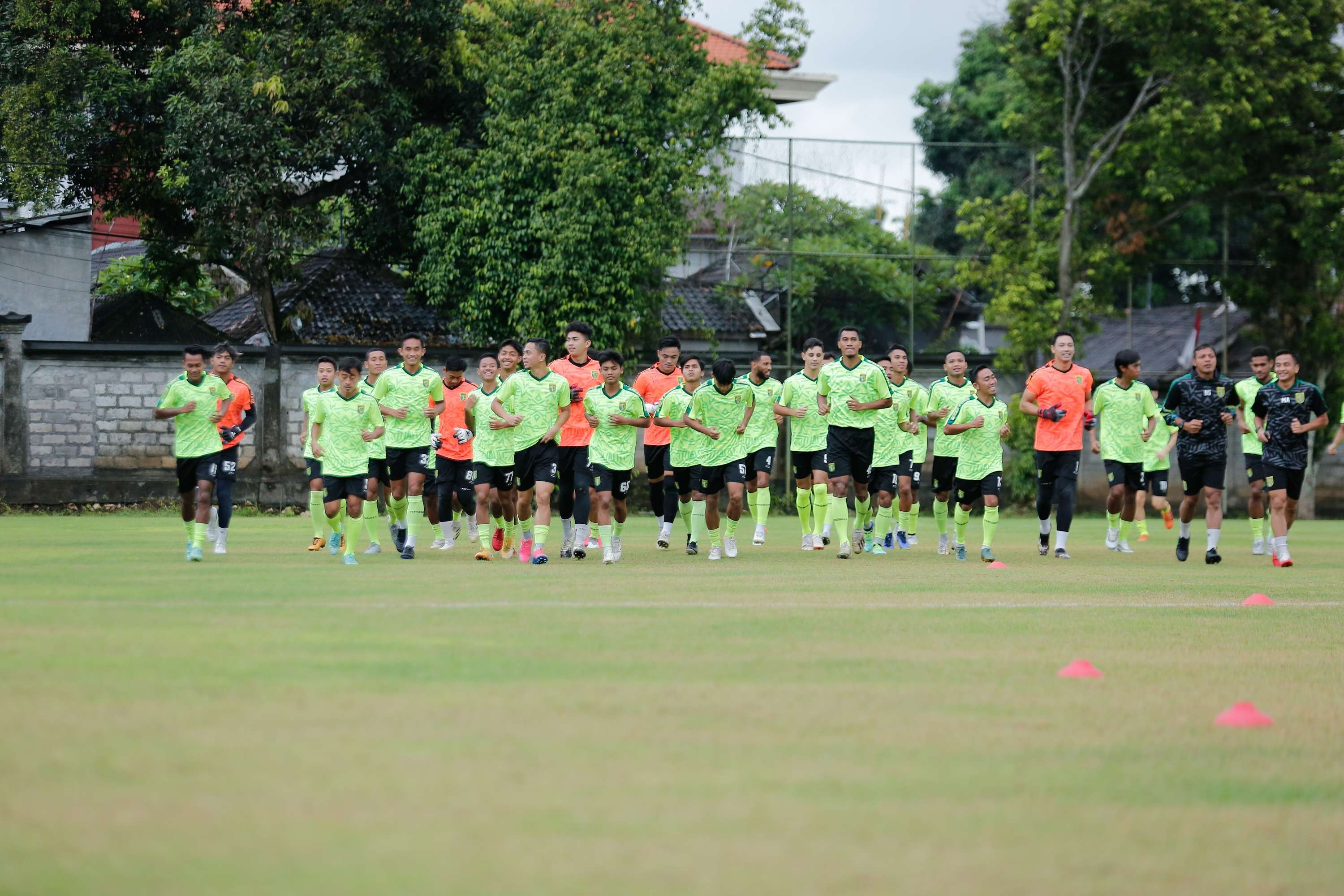 Pemain Persebaya saat menjalani latihan di Bali. (Foto: Istimewa)