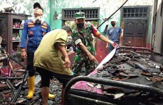 Kondisi ruangan klinik bersalin milik Rumani, warga Desa/Kecamatan Jatibanteng Situbondo berantakan setelah dilalap si jago merah.(foto:BPBD Situbondo)