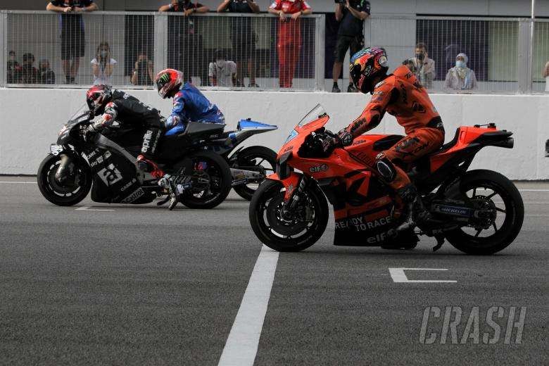 Pembalap MotoGP mengaktifkan holeshot dan ride height adjuster saat start.