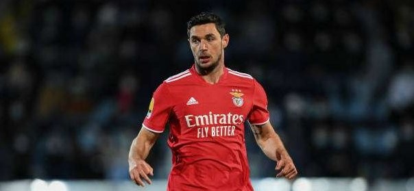 Bintang Benfica asal Ukraina Roman Yaremchuk mendapat dukungan dari ribuan penggemar saat timnya bertanding melawan Vitoria SC. (Foto: Twitter)