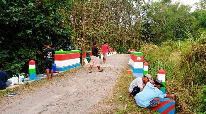 Warga kerja bakti di Jembatan Desa Ngrawoh Kecamatan Kradenan, Blora. (Foto: Ahmad Sampurno / Ngopibareng.id)