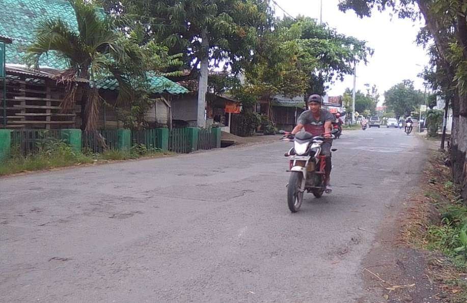 Pengendara motor melintas di ruas jalan Provinsi, Tambakromo-Cepu, Blora. (Foto: Ahmad Sampurno/Ngopibareng.id)