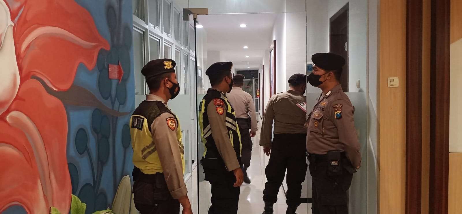 Petugas dari Sat Samapta Polres Tuban melakukan penyisiran sejumlah kamar hotel (Foto: Khoirul Huda/Ngopibareng.id)