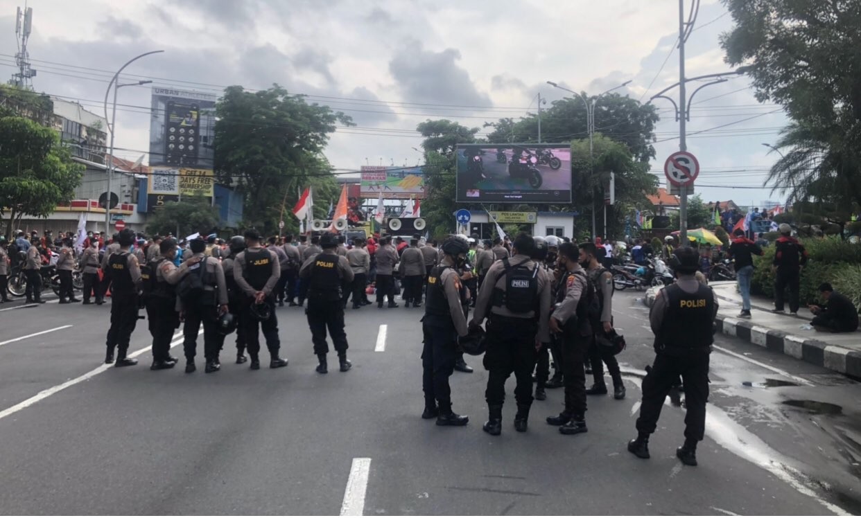 Ratusan polisi berjaga di Jalan Basuki Rahmat. (Foto: Andhi Dwi/Ngopibareng.id)