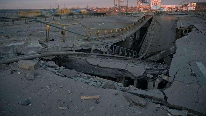 Gedung pemerintah di Kharkiv, Ukraina rusak berat setelah dihantam rudal rusia. (Foto: Reuters)