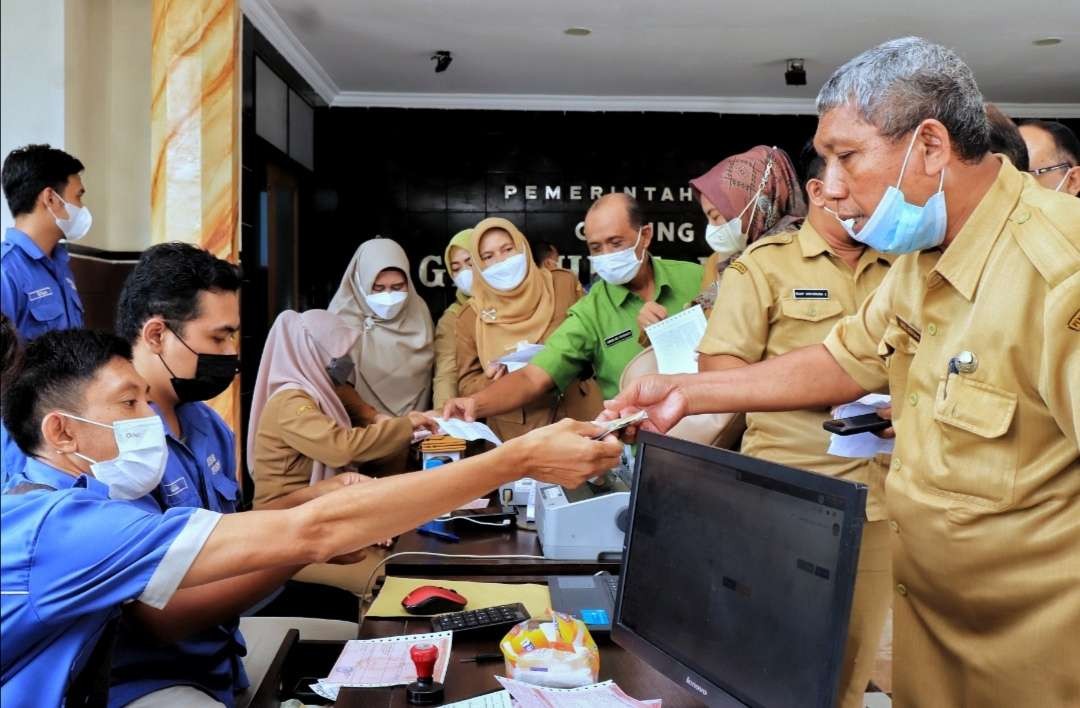 Para ASN Pemkot Pasuruan membayar PBB P2 serentak. (Foto: Laily/Ngopibareng.id)