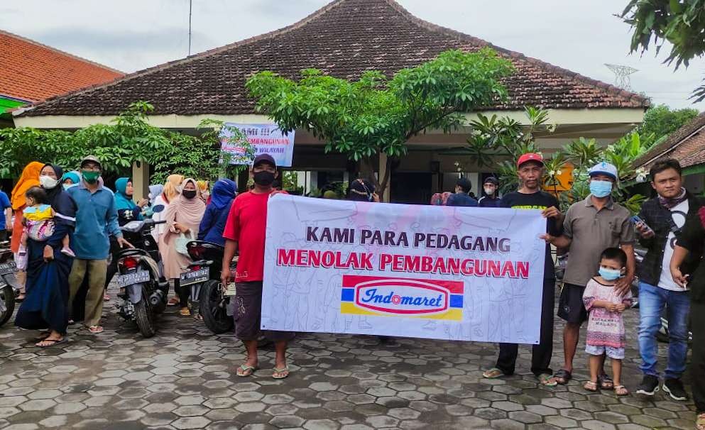 Warga lakukan demo di depan balai desa tambaksari (foto: Aini/Ngopibareng.id)