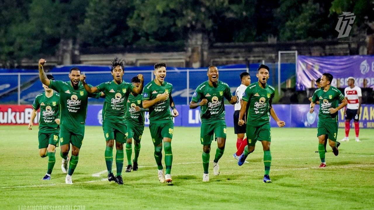 Para pemain Persebaya melakukan selebrasi menyambut gol Bruno Moreira (tengah) ke gawang Madura United di Stadion I Gusti Ngurah Rai, Bali, Senin 28 Februari 2022 malam. (Foto: LIB)