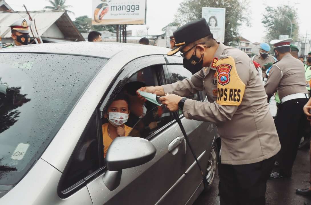 Kapolres Bondowoso AKBP Wimboko yang baru sepekan menemui pengguna jalan raya untuk mengikuti Vaksin Covid-19.(foto: guido/ngopibareng.id)