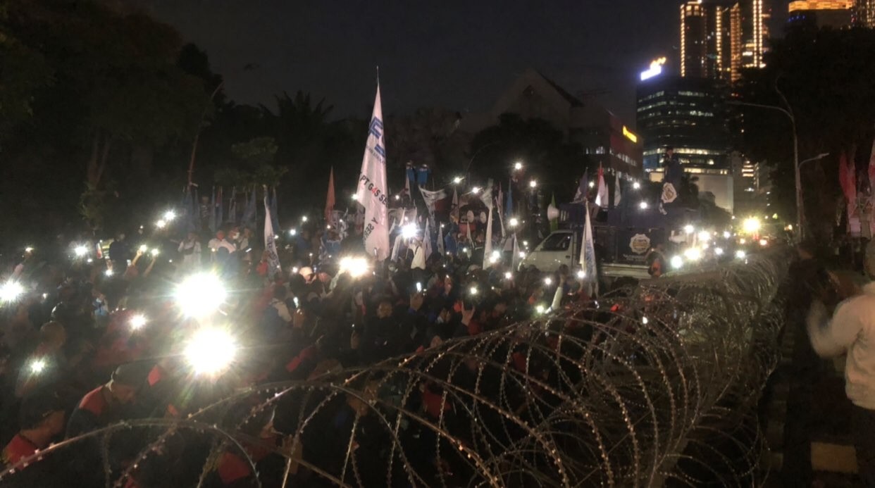 Para pendemo yang menyalakan handphone di depan Gedung Negara Grahadi (Foto: Andhi Dwi/Ngopibareng.id)