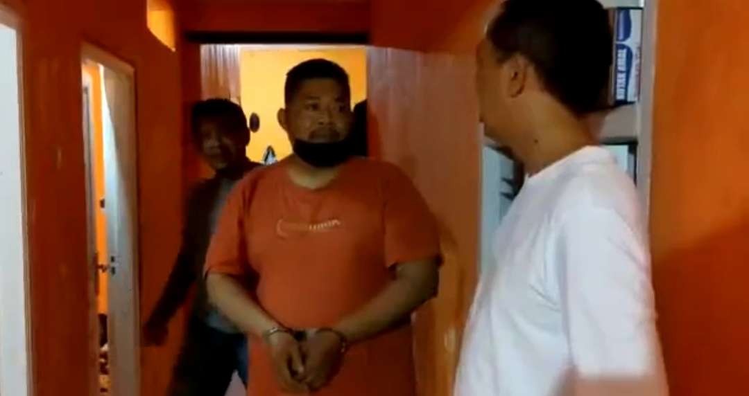 Bos warkop di Mojokerto (kaos oranye) tega cabuli anak buahnya saat ditangkap polisi. (Foto: Dok. Satreskrim)