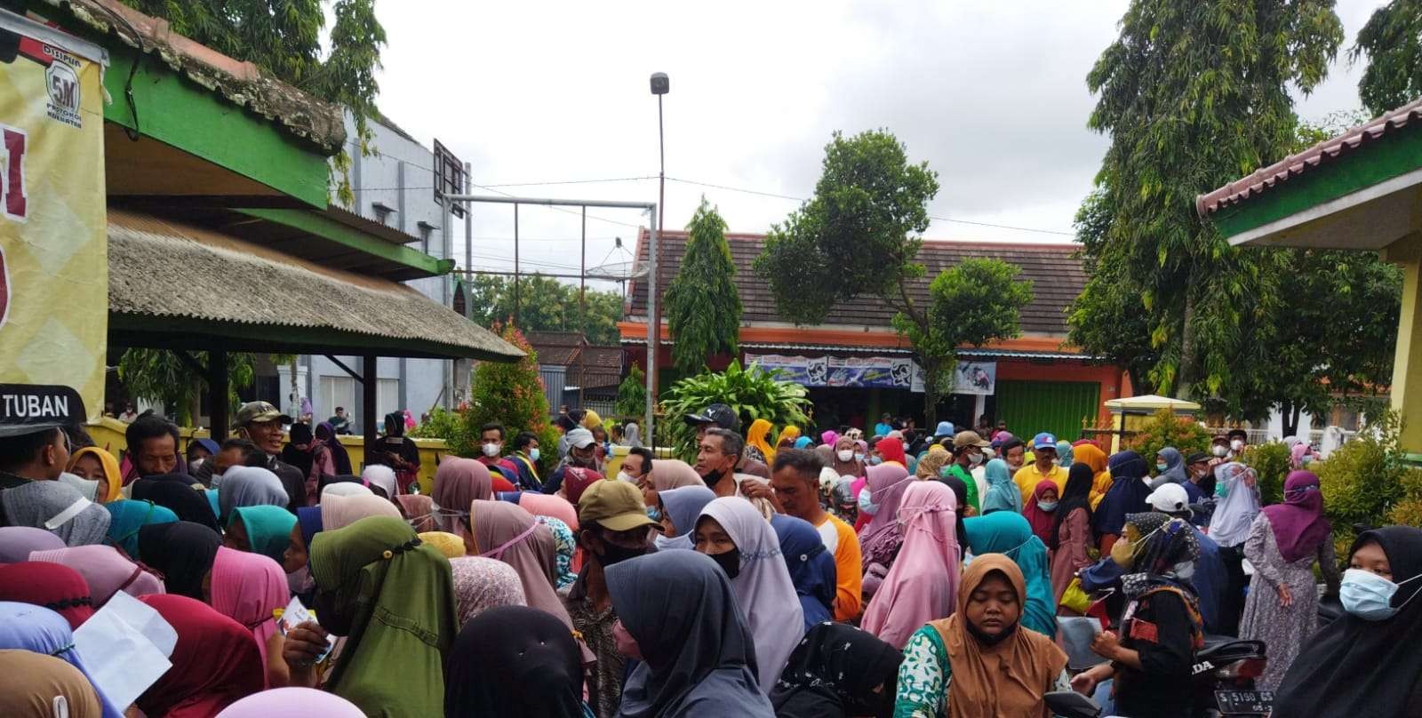 Keterangan Foto: Kerumunan KPM di Kecamatan Montong, Kabupaten Tuban mengantre BPNT (Dok: Istimewa)