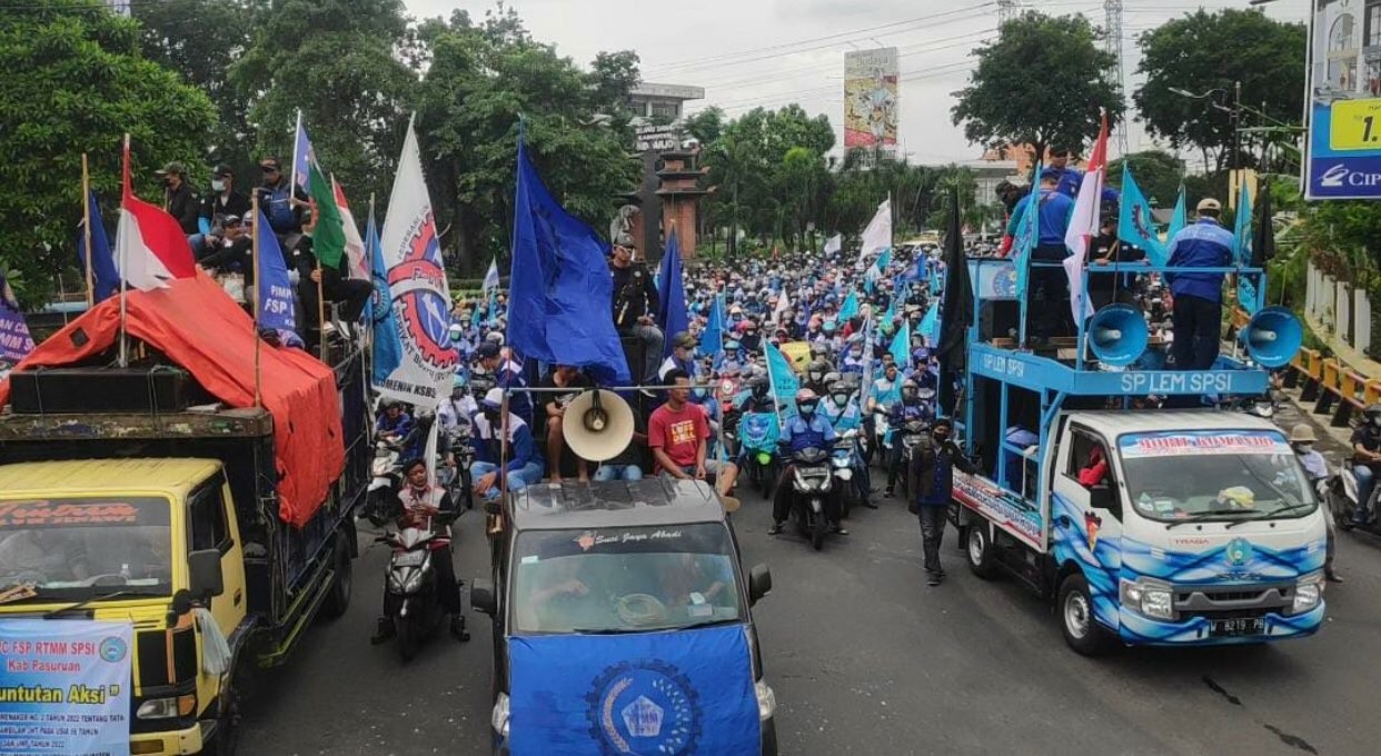 Para buruh menuju Gedung Negara Grahadi (Foto: istimewa)