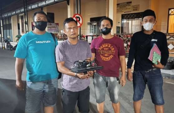 Pelaku pembobolan rumah tetangganya sendiri dibekuk anggota Satreskrim Polres Situbondo. (Foto: Humas Polres Situbondo)