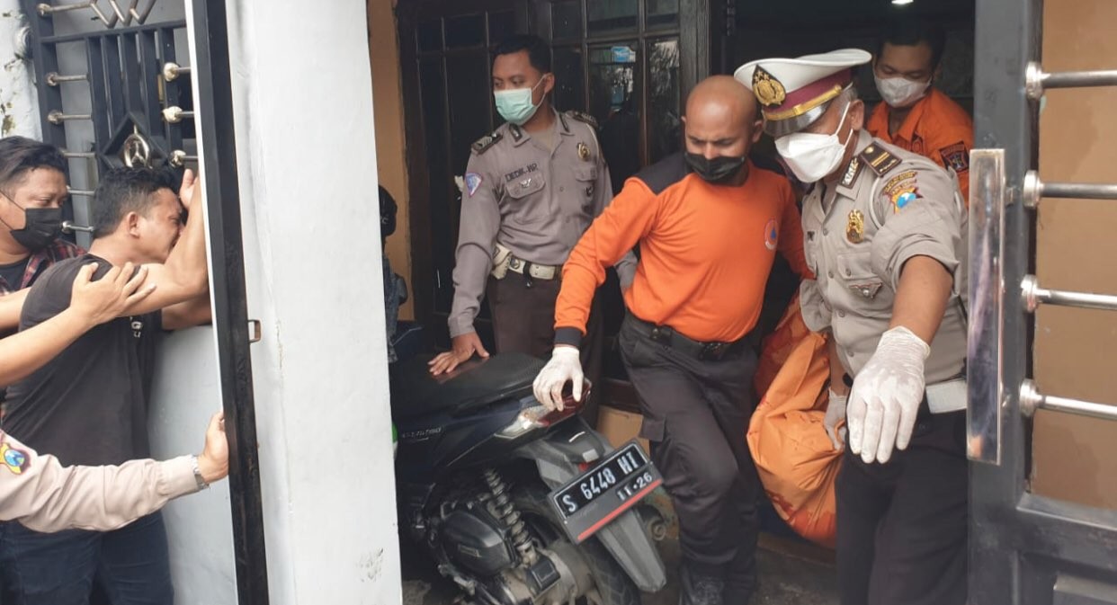 Proses evakuasi jenazah korban yang ditusuk pisau oleh kakak kandungnya sendiri. (Foto: Dok. Polsek Kenjeran)