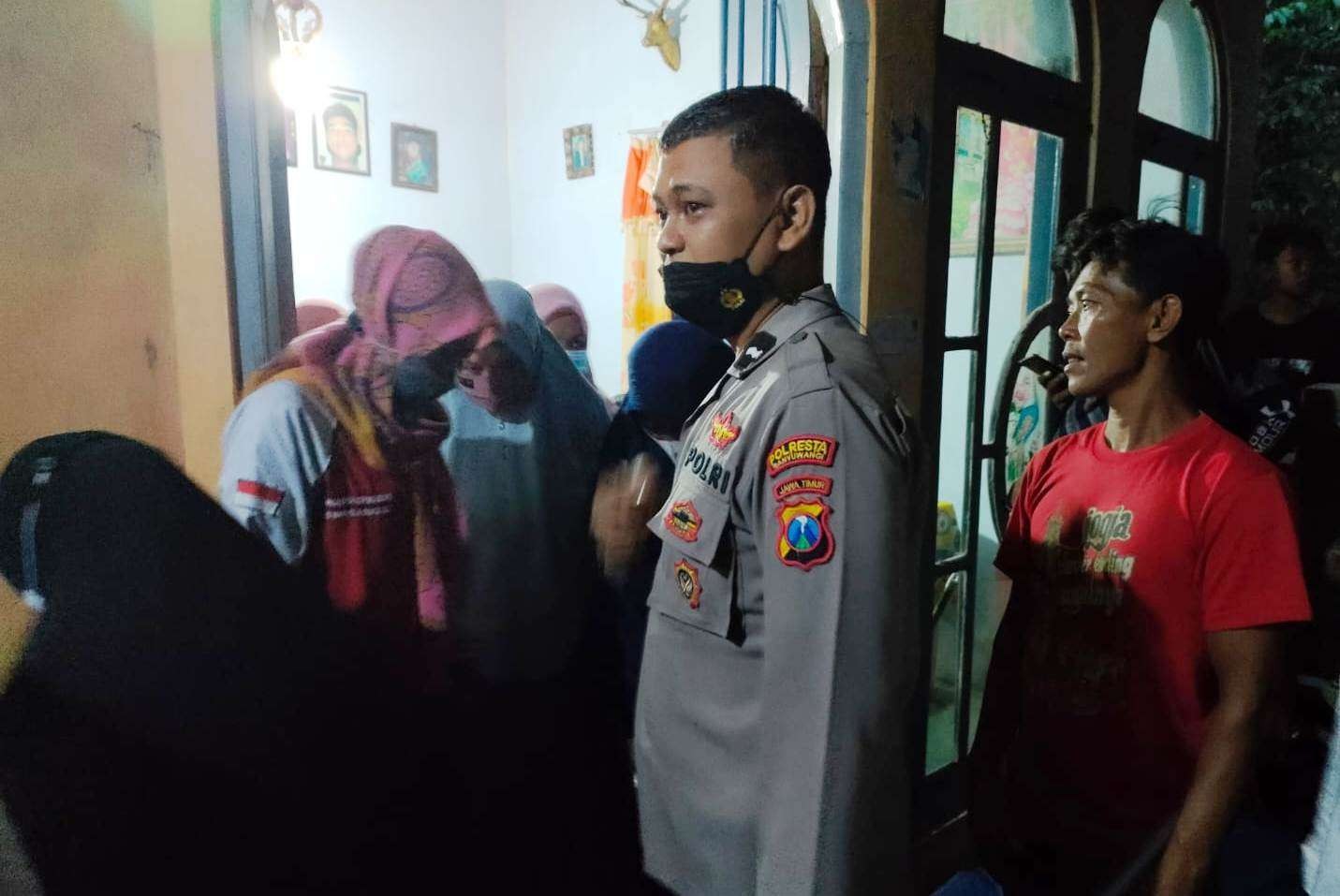 Warga berdatangan di rumah duka balita yang meninggal dunia karena tenggelam. (Foto: Istimewa)