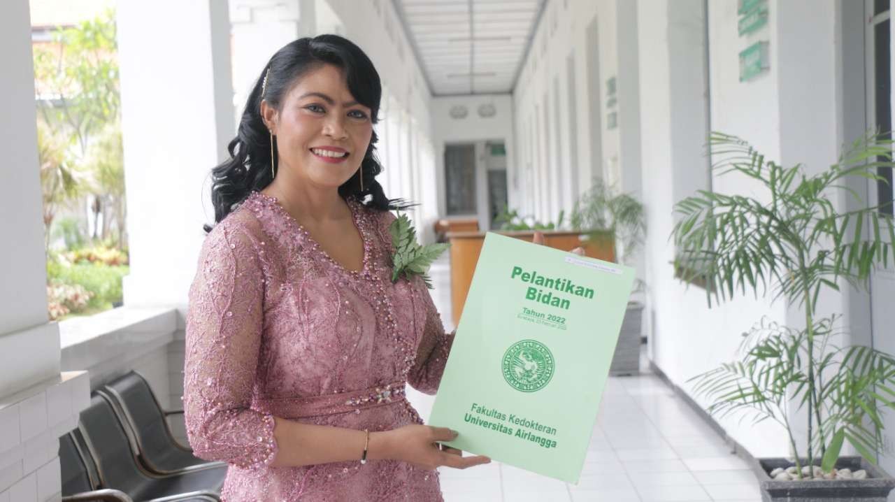 Bidan Luisa asal NTT saat menunjukkan ijazah profesi bidan yang ia dapatkan di Unair. (Foto: Istimewa)