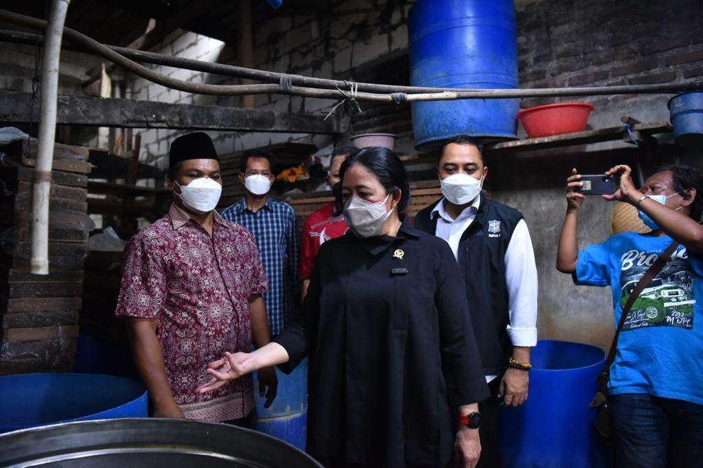 Ketua DPR RI Puan Maharani didampingi Walikota Surabaya Eri Cahyadi saat berkunjung ke Kampung Tempe Sukomanunggal, Surabaya, Rabu 2 Februari 2022. (Foto: Istimewa)