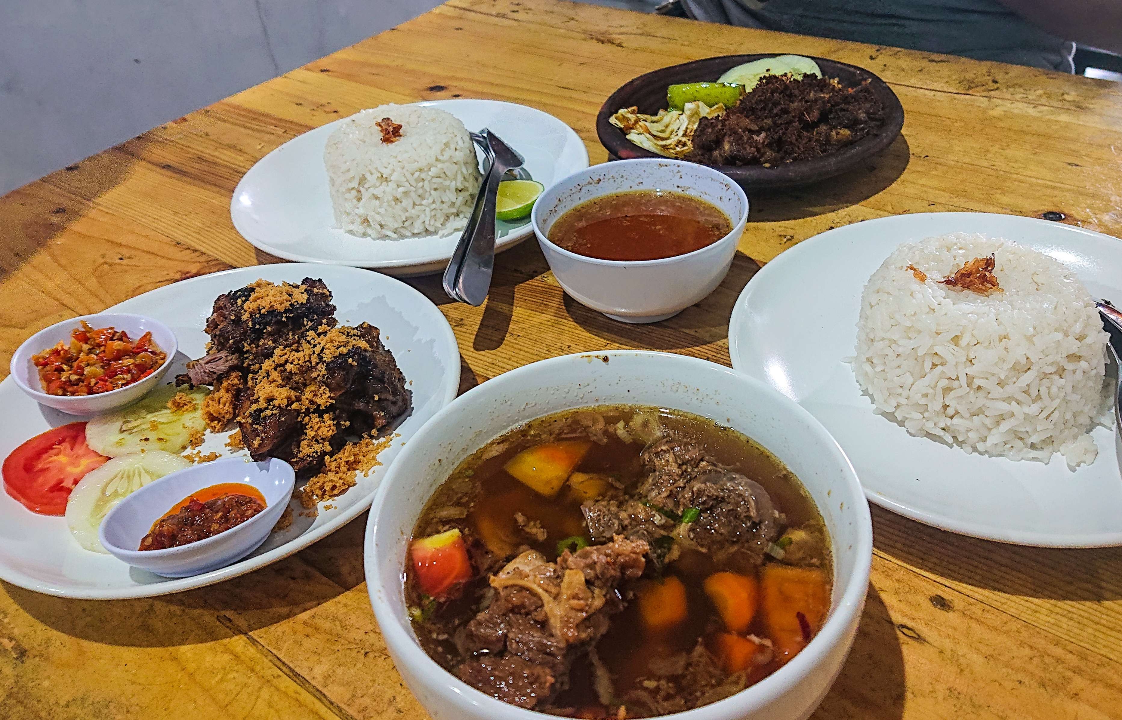 Sop Janda Iga dan iga bakar, menu best seller di outlet sop janda Sidoarjo (foto :Aini/Ngopibareng.id)