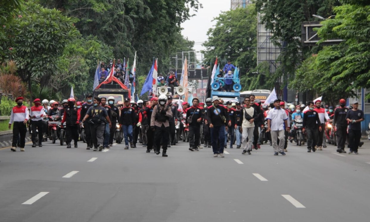 Buruh Jatim saat demo penolakan syarat JHT harus 56 tahun, di depan Gedung Negara Grahadi (Foto: Andhi Dwi/Ngopibareng.id)