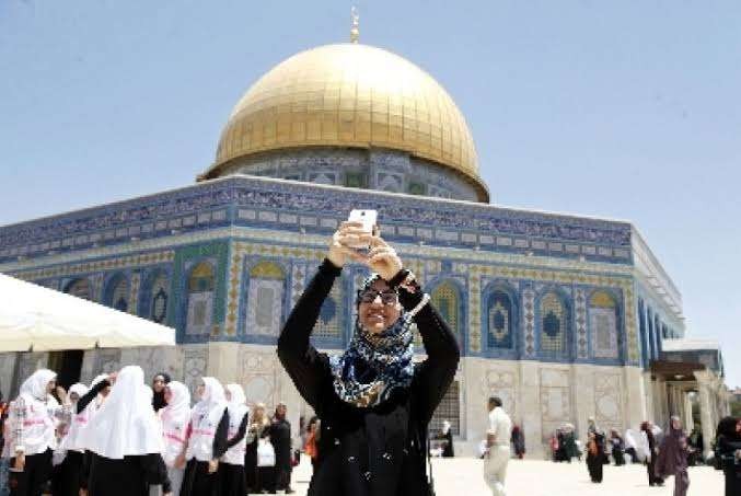 Seorang Muslimah di depan Masjid Al-Aqsha, Yetusalem. (Foto:travellers)