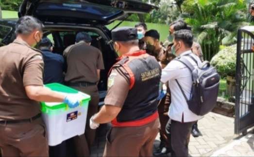 Tim Kejaksaan Negeri Situbondo membawa sejumlah barang bukti dari penggeledahan kantor DLH setempat. (Foto: Dok Kejari Situbondo)