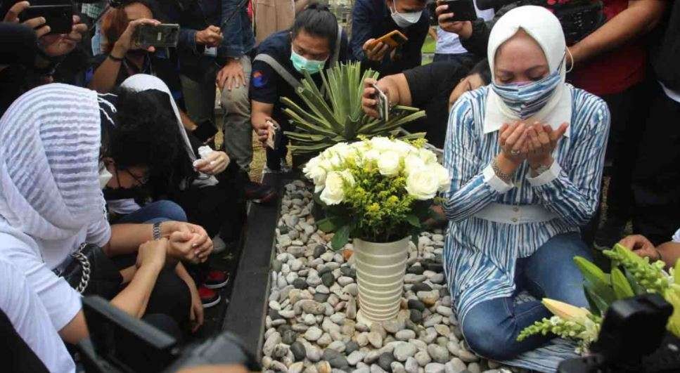 Angelina Sondakh berziarah ke makam mendiang Adjie Massaid. (Foto: Istimewa)